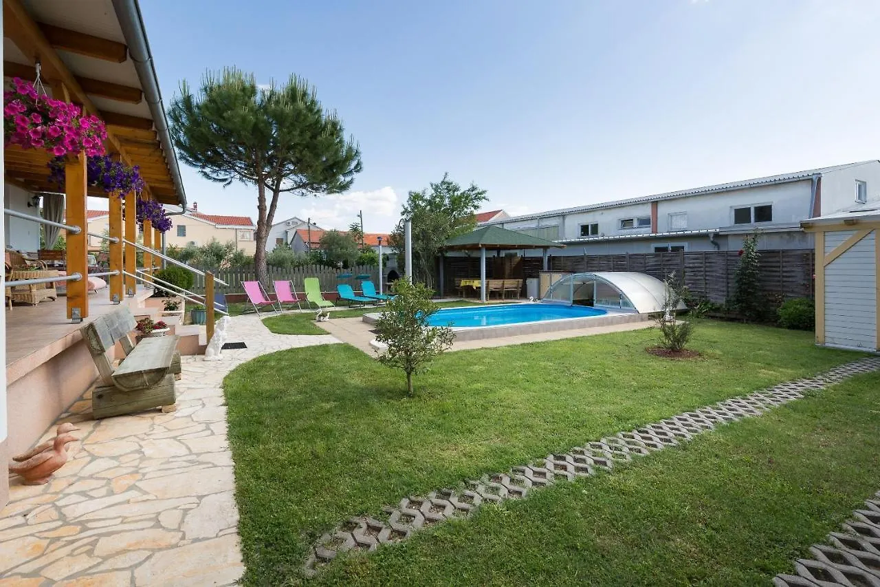 Apartment Twisting By The Private Pool 자다르