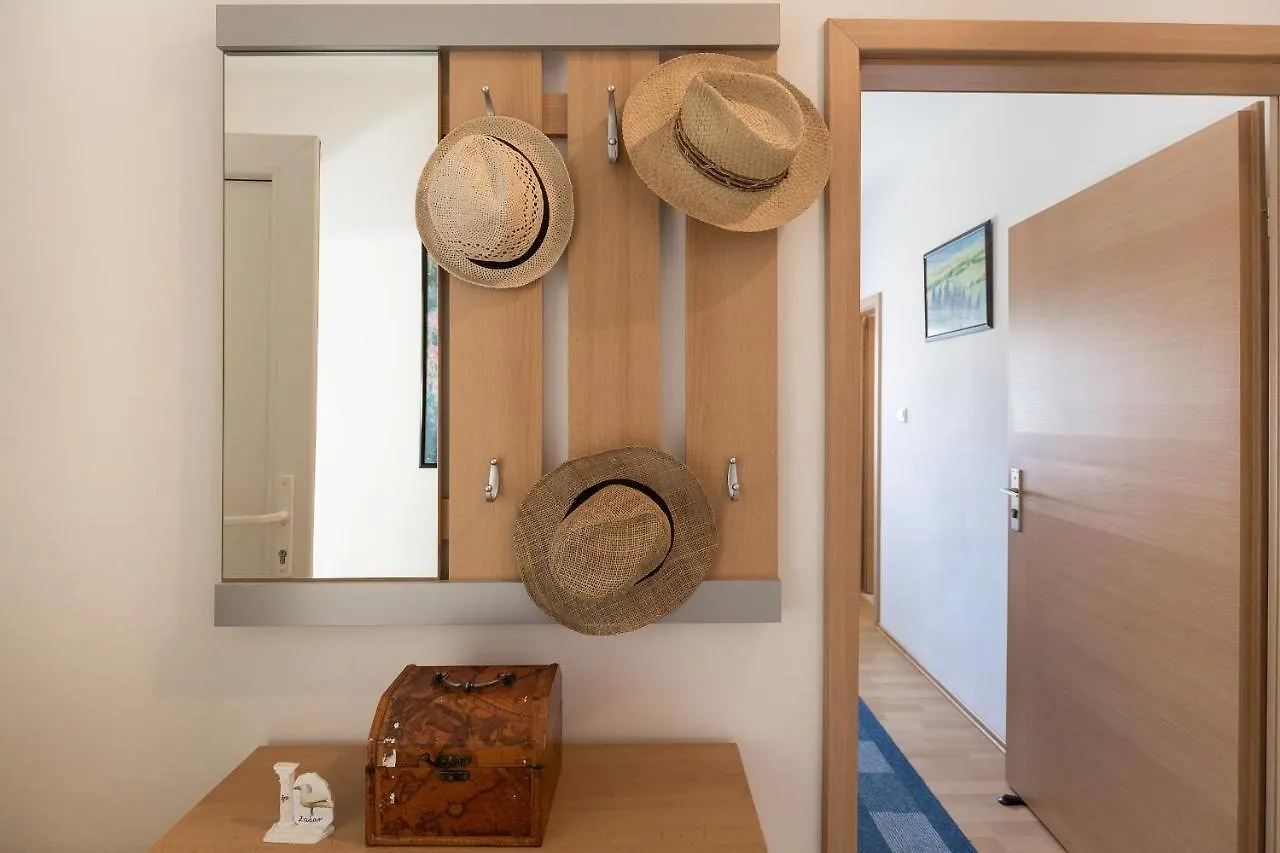 Apartment Twisting By The Private Pool 자다르