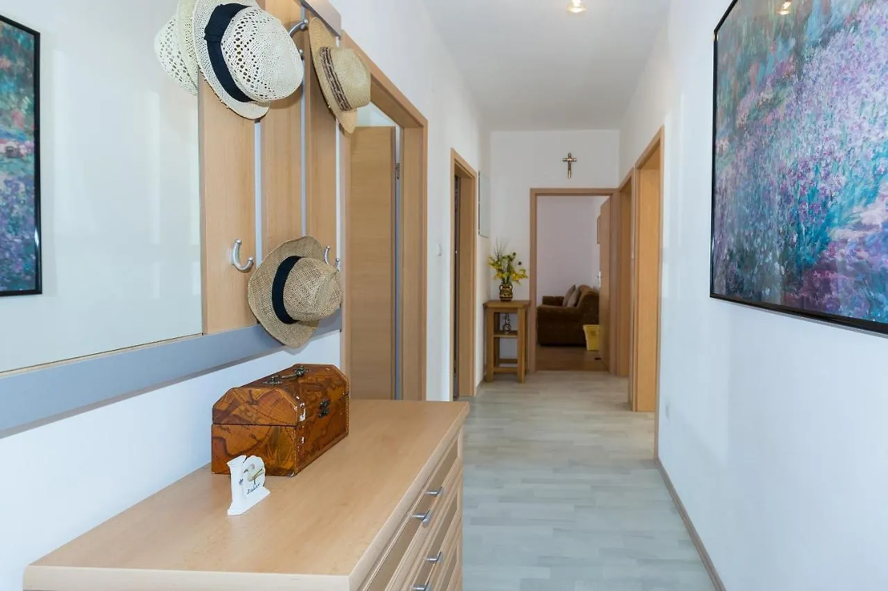 Apartment Twisting By The Private Pool Zadar